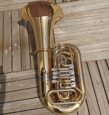 太陽の光で反射して輝くチューバ。